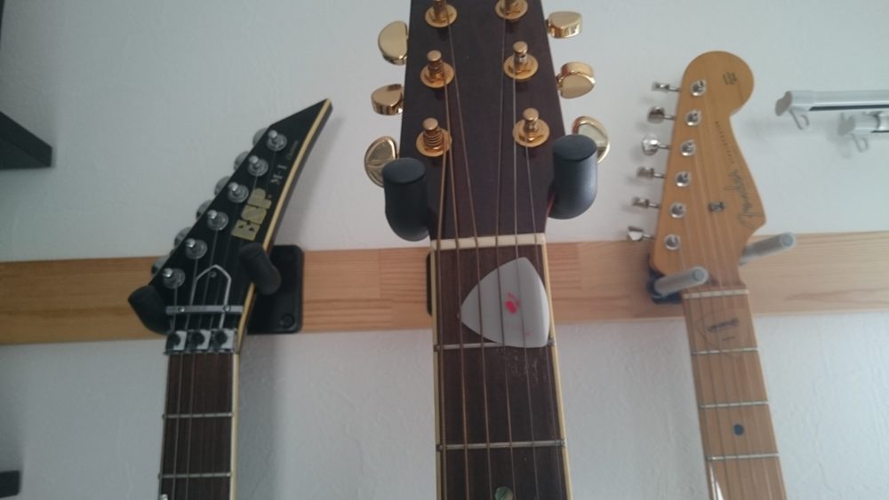 壁掛けギタースタンド ギターハンガー で狭いスペースを有効に使おう