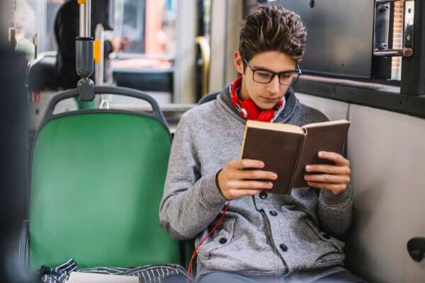 『Amazonオーディブル』バス通勤で本を読むと酔う人におすすめ！２